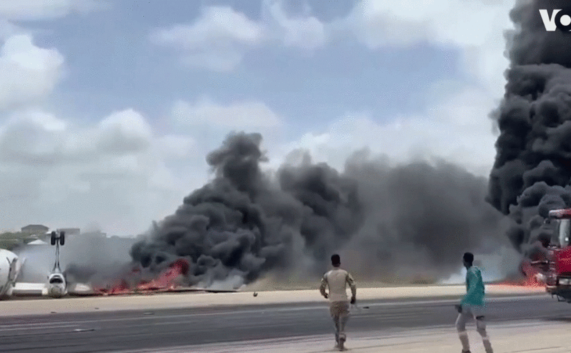 <aEverybody on Flight Survives Fiery Plane Crash in Somalia
